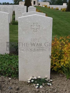 MONT HUON MILITARY CEMETERY, LE TREPORT - KUHLOW, FRITZ