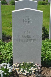 MONT HUON MILITARY CEMETERY, LE TREPORT - LANG, MAX