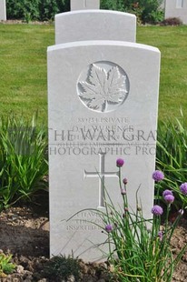 MONT HUON MILITARY CEMETERY, LE TREPORT - LAWRENCE, OLIVER