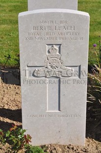 MONT HUON MILITARY CEMETERY, LE TREPORT - LEACH, BERTIE