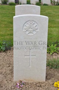 MONT HUON MILITARY CEMETERY, LE TREPORT - LEADBEATER, W