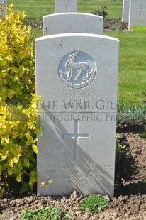 MONT HUON MILITARY CEMETERY, LE TREPORT - LEE, HAROLD