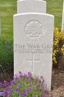 MONT HUON MILITARY CEMETERY, LE TREPORT - LEE, RICHARD GORDON