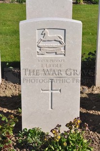 MONT HUON MILITARY CEMETERY, LE TREPORT - LIDDLE, J