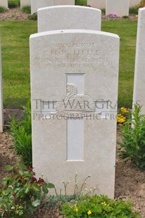 MONT HUON MILITARY CEMETERY, LE TREPORT - LITTLE, H W