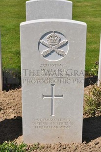 MONT HUON MILITARY CEMETERY, LE TREPORT - LLOYD, WILLIAM