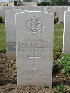 MONT HUON MILITARY CEMETERY, LE TREPORT - LOVELL, BERNARD WELLS