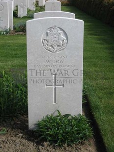 MONT HUON MILITARY CEMETERY, LE TREPORT - LOW, W