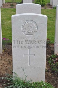 MONT HUON MILITARY CEMETERY, LE TREPORT - MacDONALD, DUNCAN ALEXANDER