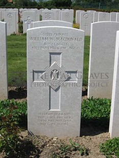 MONT HUON MILITARY CEMETERY, LE TREPORT - MACDONALD, WILLIAM WHITELAW