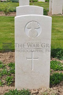 MONT HUON MILITARY CEMETERY, LE TREPORT - MAGUIRE, MICHAEL