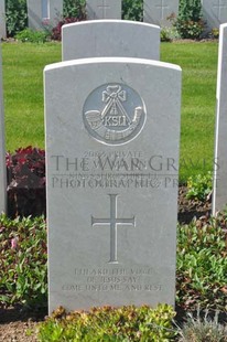 MONT HUON MILITARY CEMETERY, LE TREPORT - MANN, C W