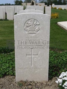 MONT HUON MILITARY CEMETERY, LE TREPORT - MARCHANT, F