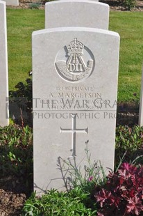 MONT HUON MILITARY CEMETERY, LE TREPORT - MARGETSON, A