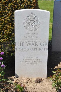 MONT HUON MILITARY CEMETERY, LE TREPORT - MARTIN, H