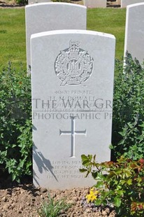 MONT HUON MILITARY CEMETERY, LE TREPORT - McDOWALL, HENDRY