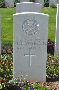 MONT HUON MILITARY CEMETERY, LE TREPORT - McLAREN, W J