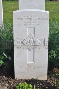 MONT HUON MILITARY CEMETERY, LE TREPORT - McLEOD, DAVID BOWIE WALLACE