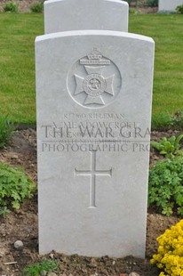 MONT HUON MILITARY CEMETERY, LE TREPORT - MEADOWCROFT, A