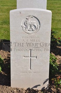 MONT HUON MILITARY CEMETERY, LE TREPORT - MILES, ARCHIE FREDERICK