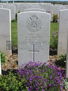 MONT HUON MILITARY CEMETERY, LE TREPORT - MILFORD, R J