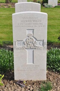 MONT HUON MILITARY CEMETERY, LE TREPORT - MILLS, ALFRED