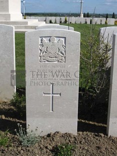 MONT HUON MILITARY CEMETERY, LE TREPORT - MILLS, ROBERT