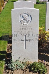 MONT HUON MILITARY CEMETERY, LE TREPORT - MITCHELL, E G