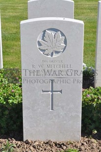 MONT HUON MILITARY CEMETERY, LE TREPORT - MITCHELL, R W