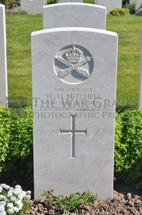 MONT HUON MILITARY CEMETERY, LE TREPORT - MITCHELL, WALTER HENRY