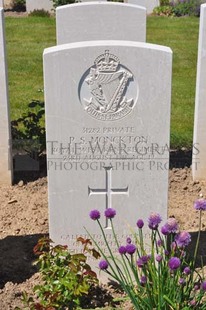 MONT HUON MILITARY CEMETERY, LE TREPORT - MONCKTON, PHILLIP SHELTON