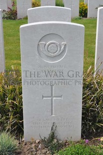 MONT HUON MILITARY CEMETERY, LE TREPORT - MOORE, A