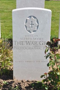 MONT HUON MILITARY CEMETERY, LE TREPORT - MOORE, ALFRED