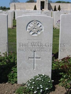 MONT HUON MILITARY CEMETERY, LE TREPORT - MOORE, ARTHUR