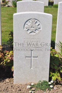 MONT HUON MILITARY CEMETERY, LE TREPORT - MOORE, E S