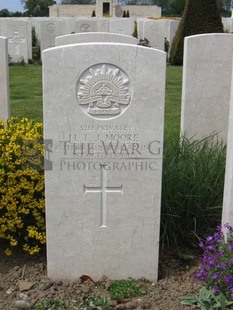 MONT HUON MILITARY CEMETERY, LE TREPORT - MOORE, HENRY THOMAS JAMES