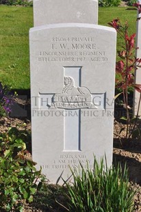 MONT HUON MILITARY CEMETERY, LE TREPORT - MOORE, THOMAS WALTER