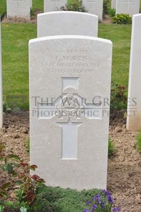 MONT HUON MILITARY CEMETERY, LE TREPORT - MORRIS, T