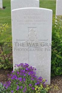 MONT HUON MILITARY CEMETERY, LE TREPORT - MUNDY, REGINALD