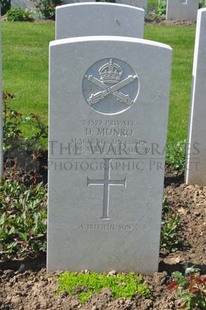 MONT HUON MILITARY CEMETERY, LE TREPORT - MUNRO, DAVID