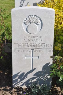 MONT HUON MILITARY CEMETERY, LE TREPORT - NOAKES, A