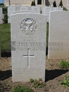 MONT HUON MILITARY CEMETERY, LE TREPORT - OGG, A