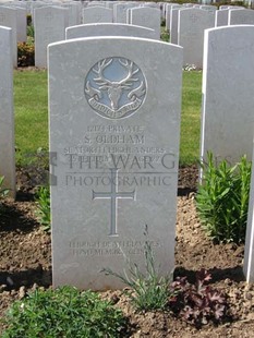 MONT HUON MILITARY CEMETERY, LE TREPORT - OLDHAM, S