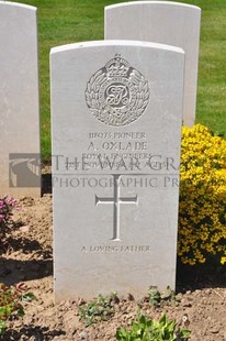 MONT HUON MILITARY CEMETERY, LE TREPORT - OXLADE, A