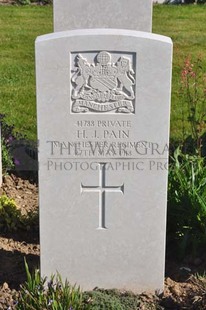 MONT HUON MILITARY CEMETERY, LE TREPORT - PAIN, H J