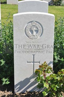 MONT HUON MILITARY CEMETERY, LE TREPORT - PEAKE, W E