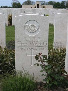 MONT HUON MILITARY CEMETERY, LE TREPORT - PELLS, W