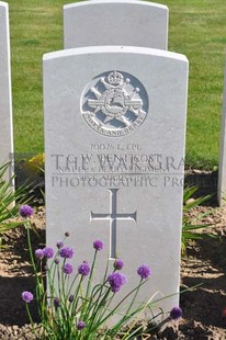 MONT HUON MILITARY CEMETERY, LE TREPORT - PENTICOST, C W