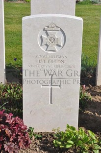 MONT HUON MILITARY CEMETERY, LE TREPORT - PICCONI, J J