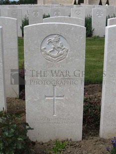 MONT HUON MILITARY CEMETERY, LE TREPORT - POLLARD, ERNEST